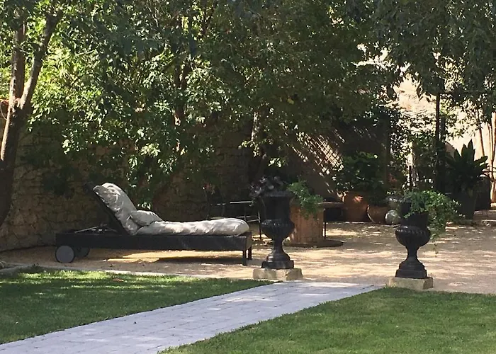 Cote Jardin Bed & Breakfast Nimes